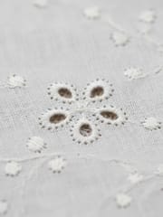 Natural Colour Dyeable Panta Floral Pattern Schiffli Embroidered Fabric
